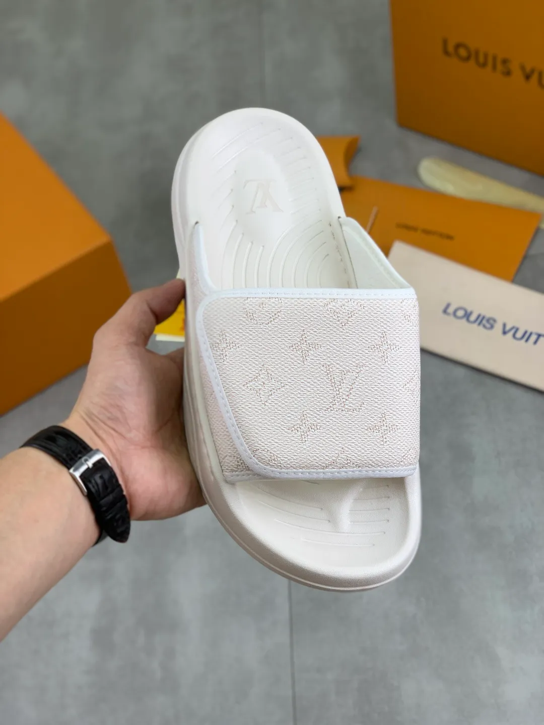 Men's shoes 💰P320💰【New style】🆘 Original quality 【LOUIS VUITTON】The popular Louis Vuitton LV men's slippers on the official website are on sale simultaneously! Original fabric imported from Italy. Original bottom provided by the original factory. Number of yards: 38-44 (customized to 45). Multiple colors to choose from. Fully packaged drawer box.